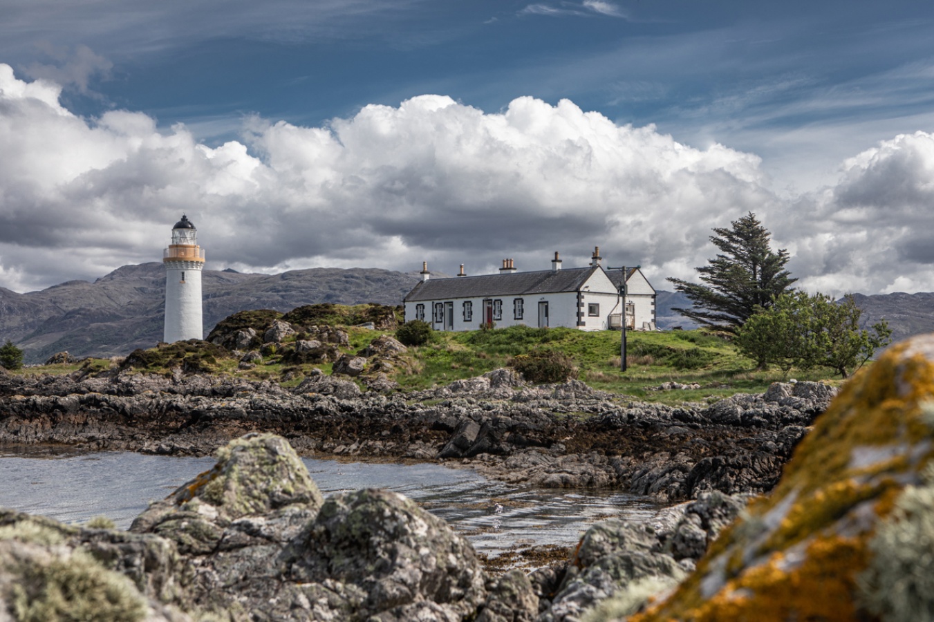 Situato su un'isola privata vicino alla costa, l'Eilean Sionnach Lighthouse Cottage è il luogo perfetto per vivere l’esperienza magica e appartata di Skye. Una barca privata vi porterà verso questa piccola oasi di paradiso.